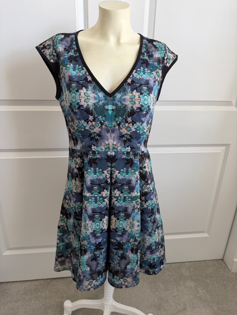Nanette Lepore Blue Floral Sleeveless Dress With Flounce Hemline Size 6
